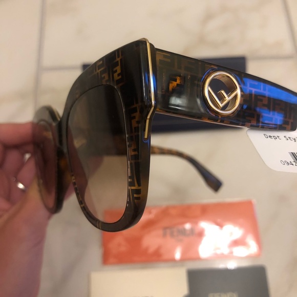 🔥NEW SHOW STOPPER FENDI SUNGLASSES 🔥 - Picture 6 of 16